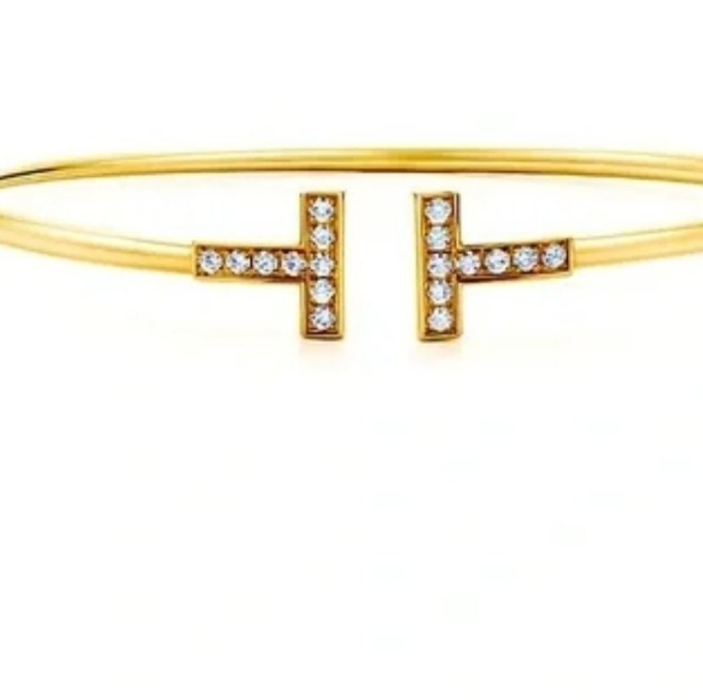 Elegant Gold Bracelet with Crystal Accents. Fashion Jewelry